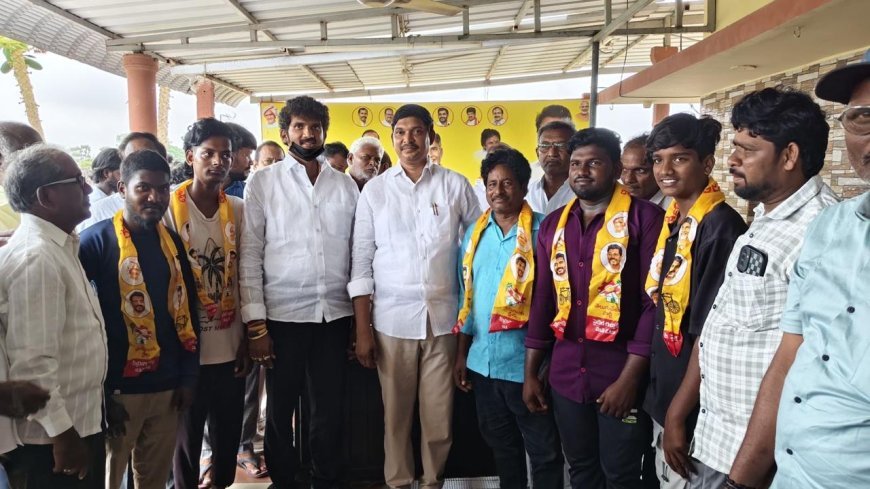 పెడనలో వైసీపీకి షాక్‌.. 32 కుటుంబాలు టిడిపిలో చేరిక