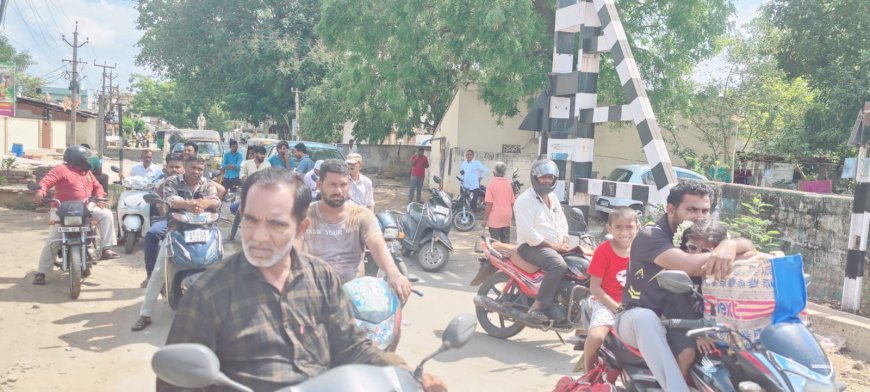 Rayanapadu Railway Gate Triggers Daily Traffic Chaos