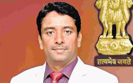 కలెక్టర్ పేరుతో నకిలీ సోషల్ మీడియా ఖాతాలు