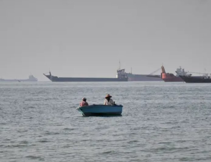 Iran Re-Closes Strategic Hormuz Waterway