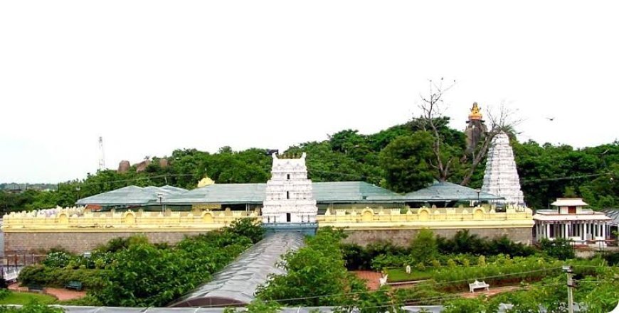 బాసర జ్ఞాన సరస్వతి ఆలయంలో భారీ చోరీ