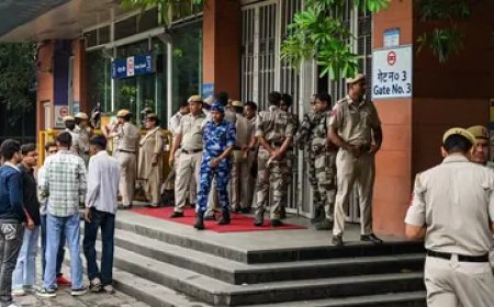 Delhi Closes Sixteen Metro Stations