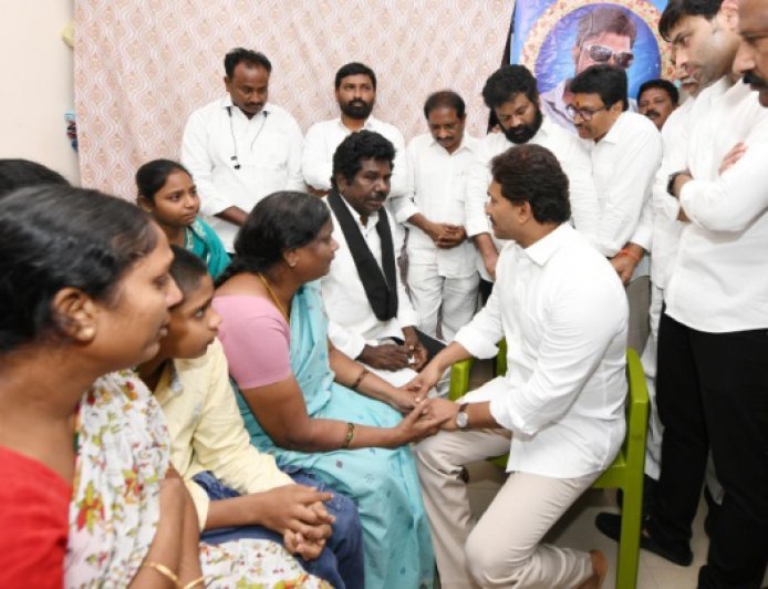 Jagan Visits Kranthi Kumar's Family