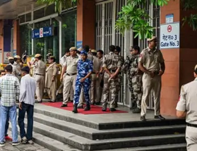 Delhi Closes Sixteen Metro Stations