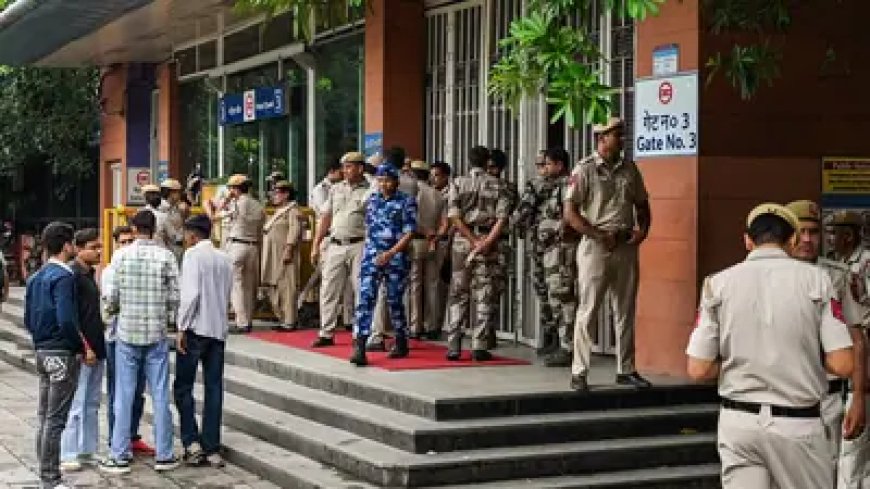Delhi Closes Sixteen Metro Stations